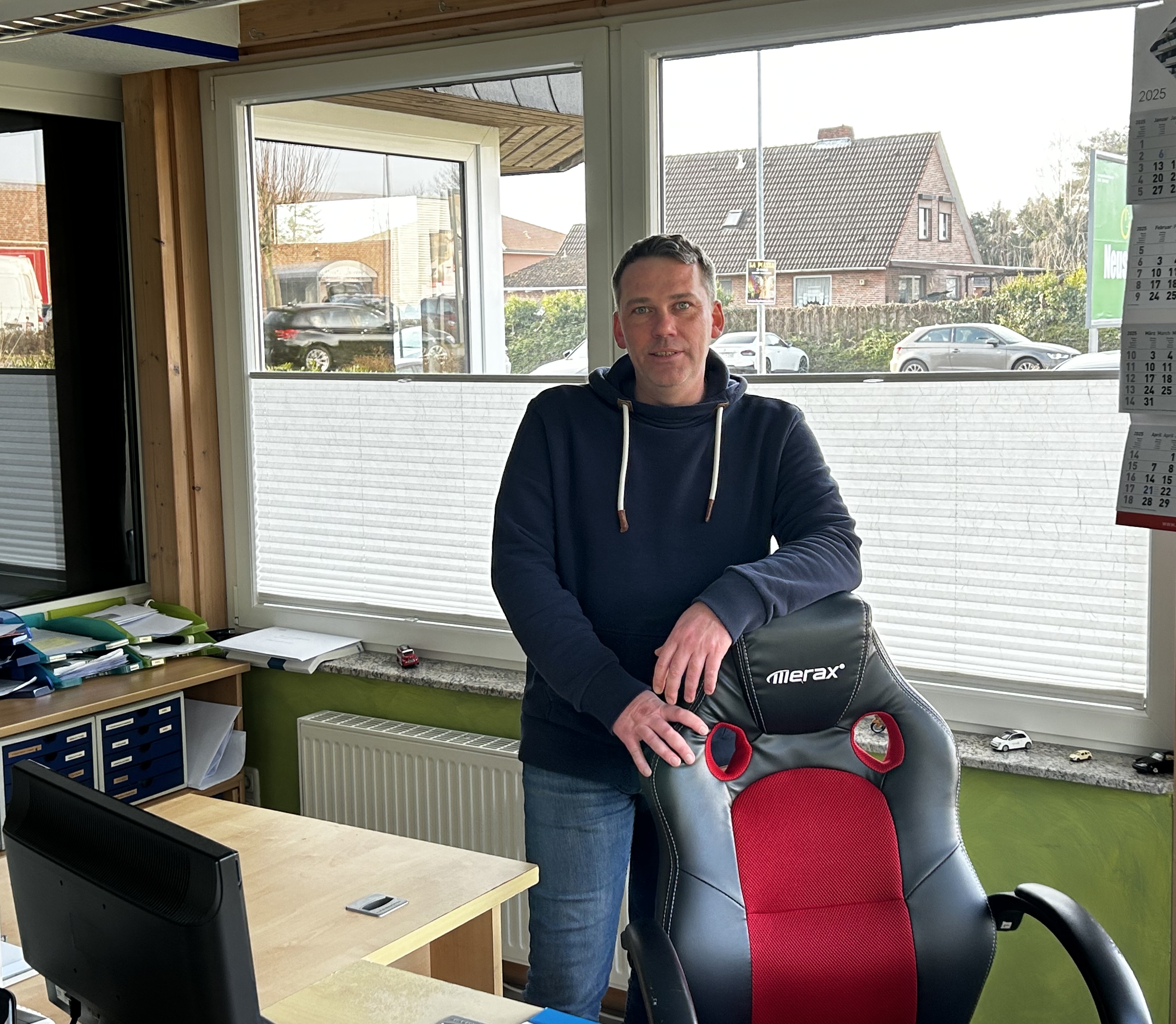 Sebastian an seinem Schreibtisch